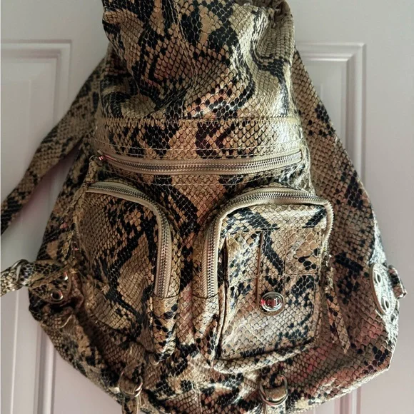 Stylish Snake Print Backpack - Picture 5 of 5